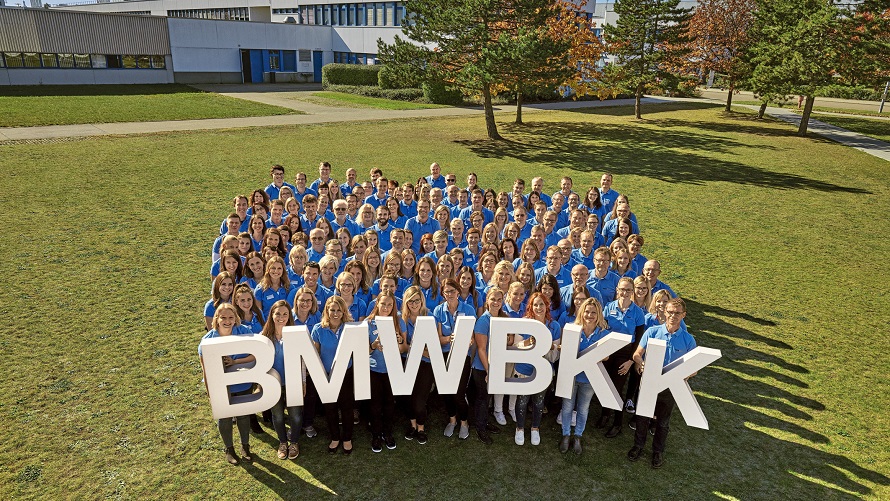 Das BMW BKK Team Das BMW BKK Team steht auf einer Wiese